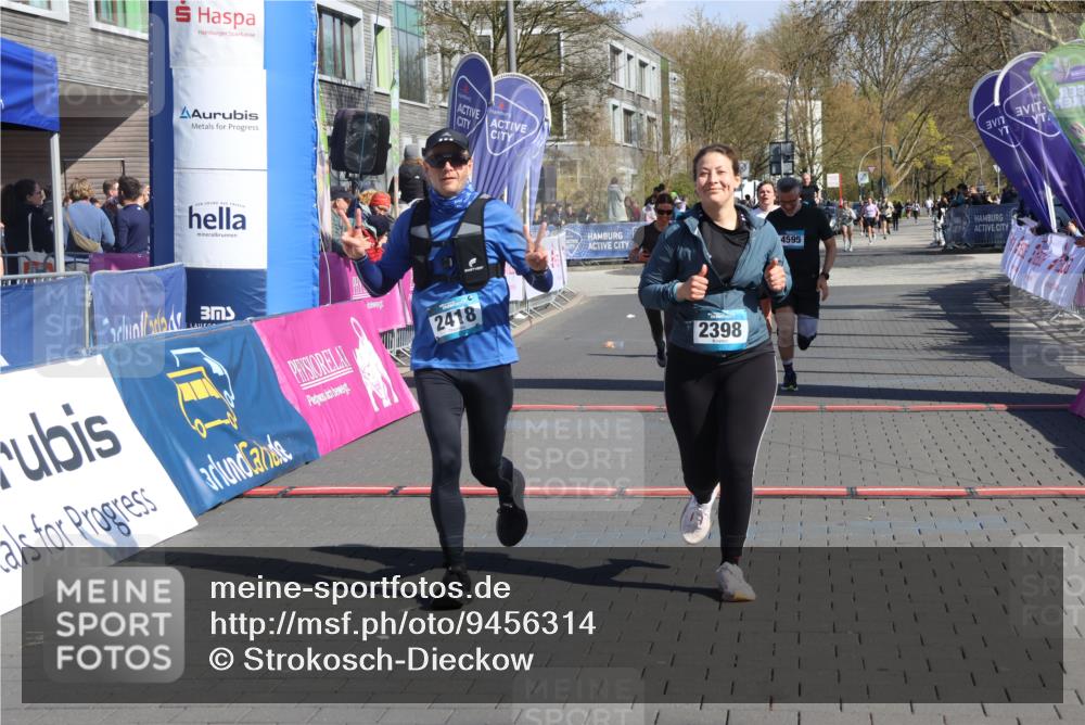 12.04.2026 - 45. Internationalen Wilhelmsburger Insellauf Strokosch-Dieckow http://msf.ph/oto/9456314 12.04.2026 11:02:55 Ziel 2418, 2398, 4595, 4597, 4825 meine-sportfotos.de