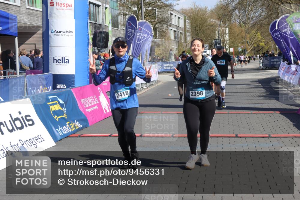 12.04.2026 - 45. Internationalen Wilhelmsburger Insellauf Strokosch-Dieckow http://msf.ph/oto/9456331 12.04.2026 11:02:56 Ziel 2418, 2398, 4595, 4597, 4825 meine-sportfotos.de