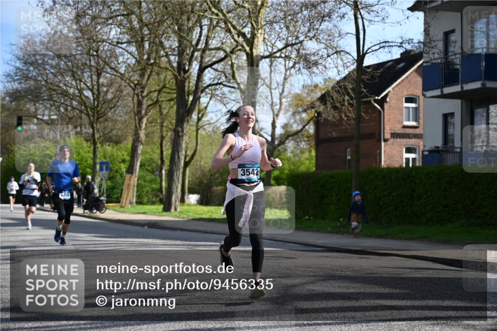 12.04.2026 - 45. Internationalen Wilhelmsburger Insellauf J. Mangold http://msf.ph/oto/9456335 12.04.2026 10:29:45 Ziel 4142, 2627, 3542, 4511, 5459, 4670, 4904, 5534, 3845, 5052, 4275, 4748, 4749, 3081, 3958, 4340 meine-sportfotos.de
