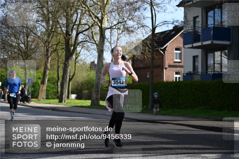 12.04.2026 - 45. Internationalen Wilhelmsburger Insellauf J. Mangold http://msf.ph/oto/9456339 12.04.2026 10:29:45 Ziel 4142, 2627, 3542, 4511, 5459, 4670, 4904, 5534, 3845, 5052, 4275, 4748, 4749, 3081, 3958, 4340 meine-sportfotos.de