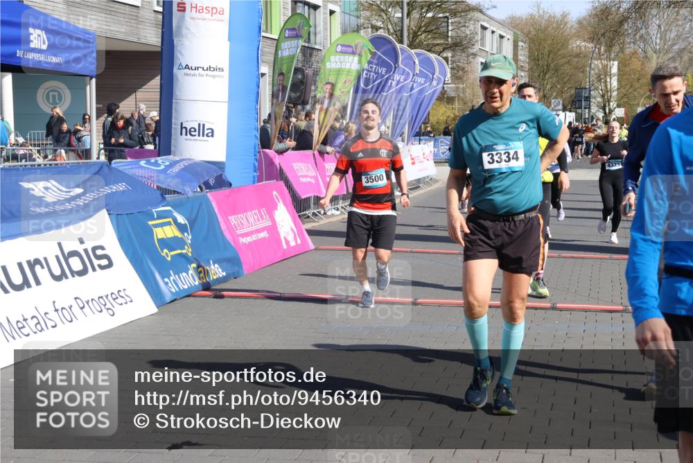 12.04.2026 - 45. Internationalen Wilhelmsburger Insellauf Strokosch-Dieckow http://msf.ph/oto/9456340 12.04.2026 10:45:49 Ziel 4958, 3500, 4928, 4333, 2301, 2995, 2134 meine-sportfotos.de