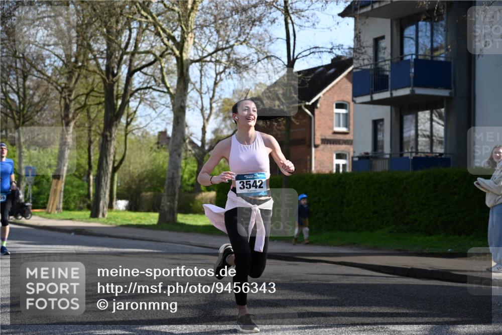 12.04.2026 - 45. Internationalen Wilhelmsburger Insellauf J. Mangold http://msf.ph/oto/9456343 12.04.2026 10:29:45 Ziel 4142, 2627, 3542, 4511, 5459, 4670, 4904, 5534, 3845, 5052, 4275, 4748, 4749, 3081, 3958, 4340 meine-sportfotos.de