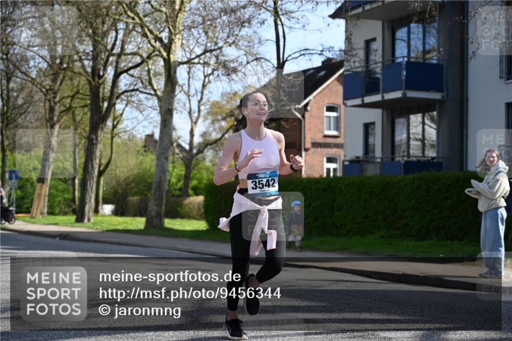 12.04.2026 - 45. Internationalen Wilhelmsburger Insellauf J. Mangold http://msf.ph/oto/9456344 12.04.2026 10:29:46 Ziel 3542, 4511, 5459, 4670, 4904, 5534, 3845, 5052, 4275, 5052, 4275, 4748, 4749, 3081, 3958, 4340, 2317 meine-sportfotos.de