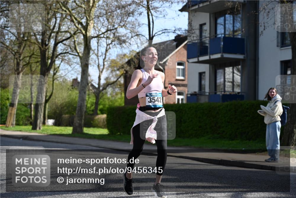 12.04.2026 - 45. Internationalen Wilhelmsburger Insellauf J. Mangold http://msf.ph/oto/9456345 12.04.2026 10:29:46 Ziel 3542, 4511, 5459, 4670, 4904, 5534, 3845, 5052, 4275, 5052, 4275, 4748, 4749, 3081, 3958, 4340, 2317 meine-sportfotos.de
