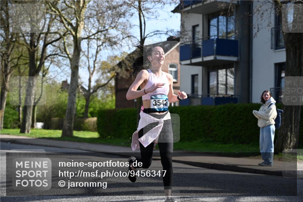 12.04.2026 - 45. Internationalen Wilhelmsburger Insellauf J. Mangold http://msf.ph/oto/9456347 12.04.2026 10:29:46 Ziel 3542, 4511, 5459, 4670, 4904, 5534, 3845, 5052, 4275, 5052, 4275, 4748, 4749, 3081, 3958, 4340, 2317 meine-sportfotos.de
