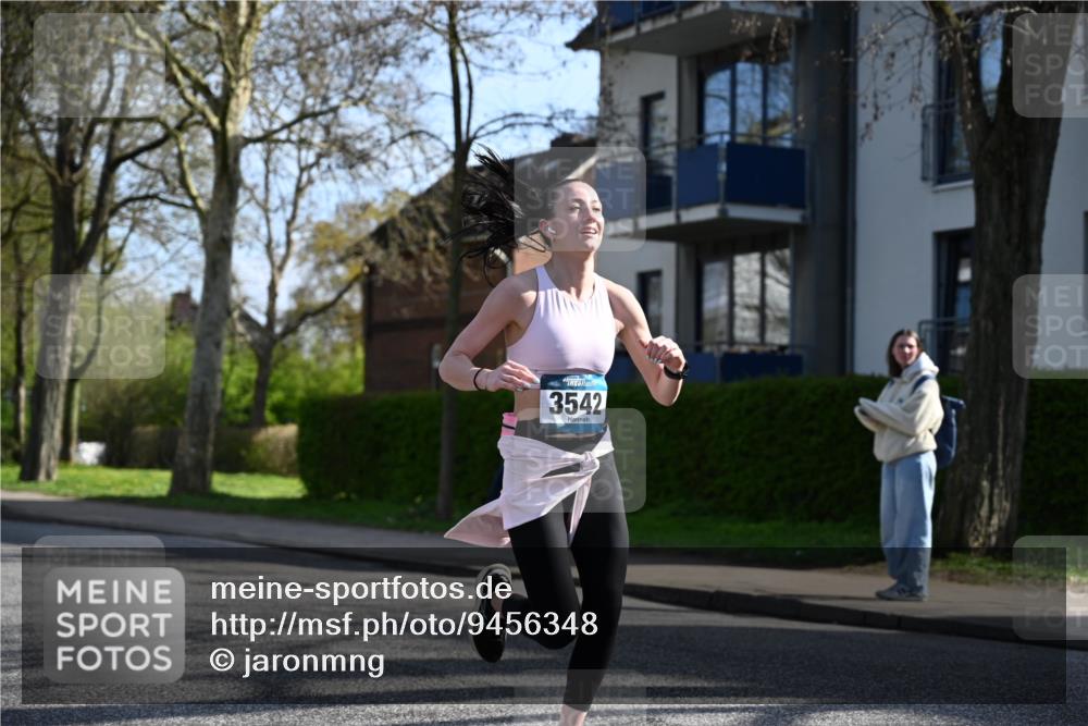 12.04.2026 - 45. Internationalen Wilhelmsburger Insellauf J. Mangold http://msf.ph/oto/9456348 12.04.2026 10:29:46 Ziel 3542, 4511, 5459, 4670, 4904, 5534, 3845, 5052, 4275, 5052, 4275, 4748, 4749, 3081, 3958, 4340, 2317 meine-sportfotos.de