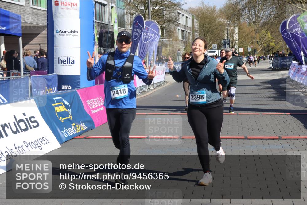 12.04.2026 - 45. Internationalen Wilhelmsburger Insellauf Strokosch-Dieckow http://msf.ph/oto/9456365 12.04.2026 11:02:56 Ziel 2418, 2398, 4595, 4597, 4825 meine-sportfotos.de