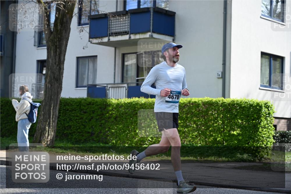 12.04.2026 - 45. Internationalen Wilhelmsburger Insellauf J. Mangold http://msf.ph/oto/9456402 12.04.2026 10:29:58 Ziel 4511, 5459, 4670, 4904, 5534, 3845, 5052, 4275, 5052, 4275, 4748, 4749, 3081, 3958, 4340, 2317, 2317, 5841, 5236, 4713, 2323 meine-sportfotos.de
