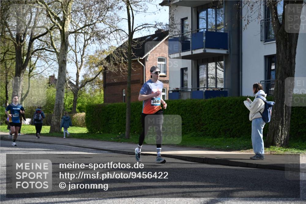 12.04.2026 - 45. Internationalen Wilhelmsburger Insellauf J. Mangold http://msf.ph/oto/9456422 12.04.2026 10:30:10 Ziel 4904, 5534, 3845, 5052, 4275, 4748, 4749, 3081, 3958, 4340, 2317, 2317, 5841, 5236, 4713, 2323, 2323, 4787, 3095 meine-sportfotos.de