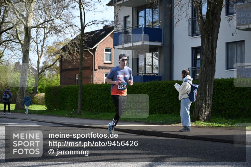 12.04.2026 - 45. Internationalen Wilhelmsburger Insellauf J. Mangold http://msf.ph/oto/9456426 12.04.2026 10:30:10 Ziel 4904, 5534, 3845, 5052, 4275, 4748, 4749, 3081, 3958, 4340, 2317, 2317, 5841, 5236, 4713, 2323, 2323, 4787, 3095 meine-sportfotos.de