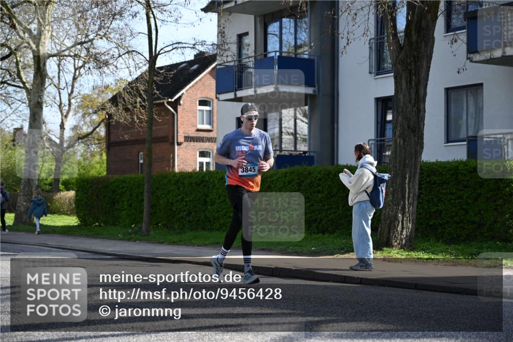 12.04.2026 - 45. Internationalen Wilhelmsburger Insellauf J. Mangold http://msf.ph/oto/9456428 12.04.2026 10:30:11 Ziel 4904, 5534, 3845, 5052, 4275, 4748, 4749, 3081, 3958, 4340, 2317, 5841, 5236, 4713, 2323, 4787, 3095 meine-sportfotos.de