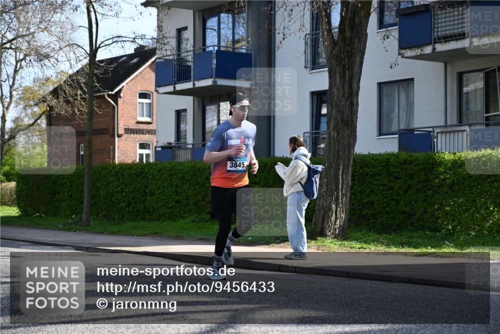 12.04.2026 - 45. Internationalen Wilhelmsburger Insellauf J. Mangold http://msf.ph/oto/9456433 12.04.2026 10:30:11 Ziel 4904, 5534, 3845, 5052, 4275, 4748, 4749, 3081, 3958, 4340, 2317, 5841, 5236, 4713, 2323, 4787, 3095 meine-sportfotos.de