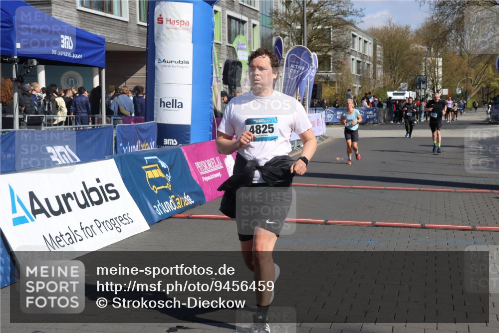12.04.2026 - 45. Internationalen Wilhelmsburger Insellauf Strokosch-Dieckow http://msf.ph/oto/9456459 12.04.2026 11:03:01 Ziel 4595, 4597, 4825, 2122 meine-sportfotos.de
