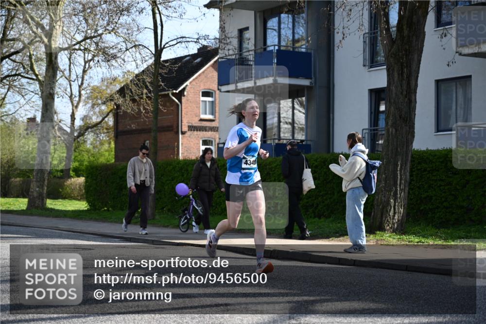 12.04.2026 - 45. Internationalen Wilhelmsburger Insellauf J. Mangold http://msf.ph/oto/9456500 12.04.2026 10:30:22 Ziel 5052, 4275, 4748, 4749, 3081, 3958, 4340, 2317, 5841, 5236, 4713, 2323, 2323, 4787, 3095, 3016, 2831, 5811, 2325 meine-sportfotos.de