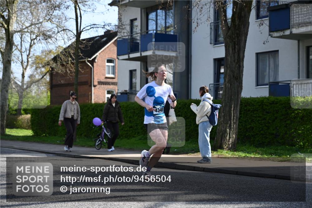 12.04.2026 - 45. Internationalen Wilhelmsburger Insellauf J. Mangold http://msf.ph/oto/9456504 12.04.2026 10:30:22 Ziel 5052, 4275, 4748, 4749, 3081, 3958, 4340, 2317, 5841, 5236, 4713, 2323, 2323, 4787, 3095, 3016, 2831, 5811, 2325 meine-sportfotos.de