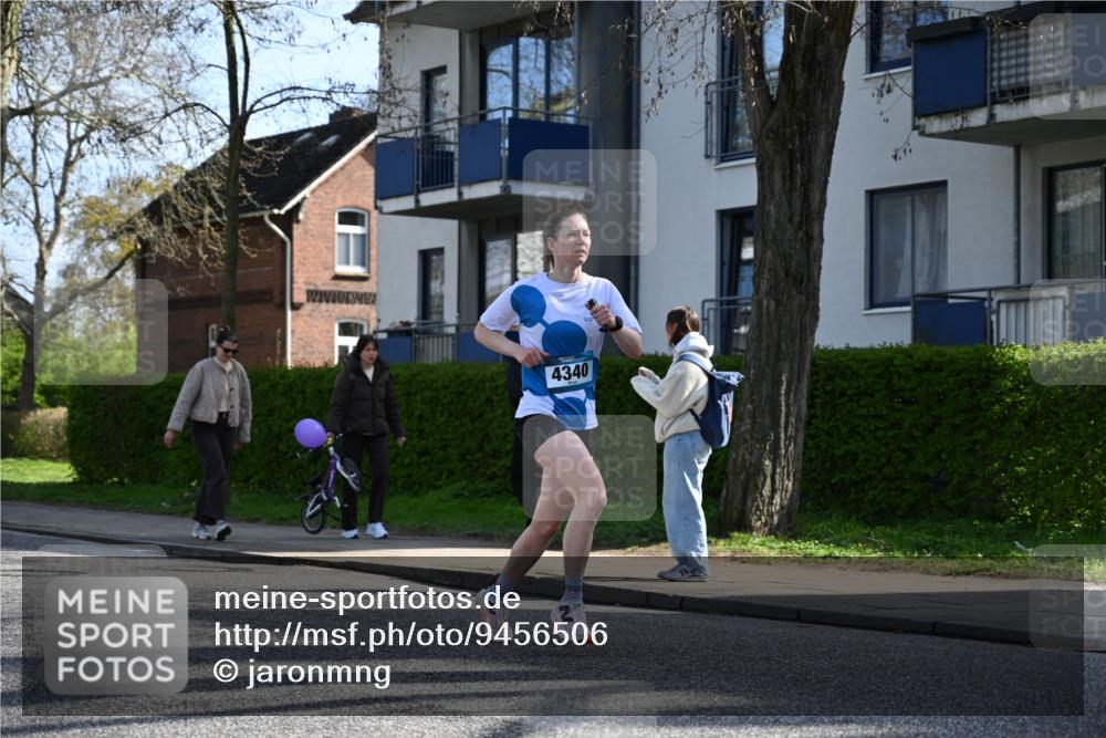 12.04.2026 - 45. Internationalen Wilhelmsburger Insellauf J. Mangold http://msf.ph/oto/9456506 12.04.2026 10:30:22 Ziel 5052, 4275, 4748, 4749, 3081, 3958, 4340, 2317, 5841, 5236, 4713, 2323, 2323, 4787, 3095, 3016, 2831, 5811, 2325 meine-sportfotos.de
