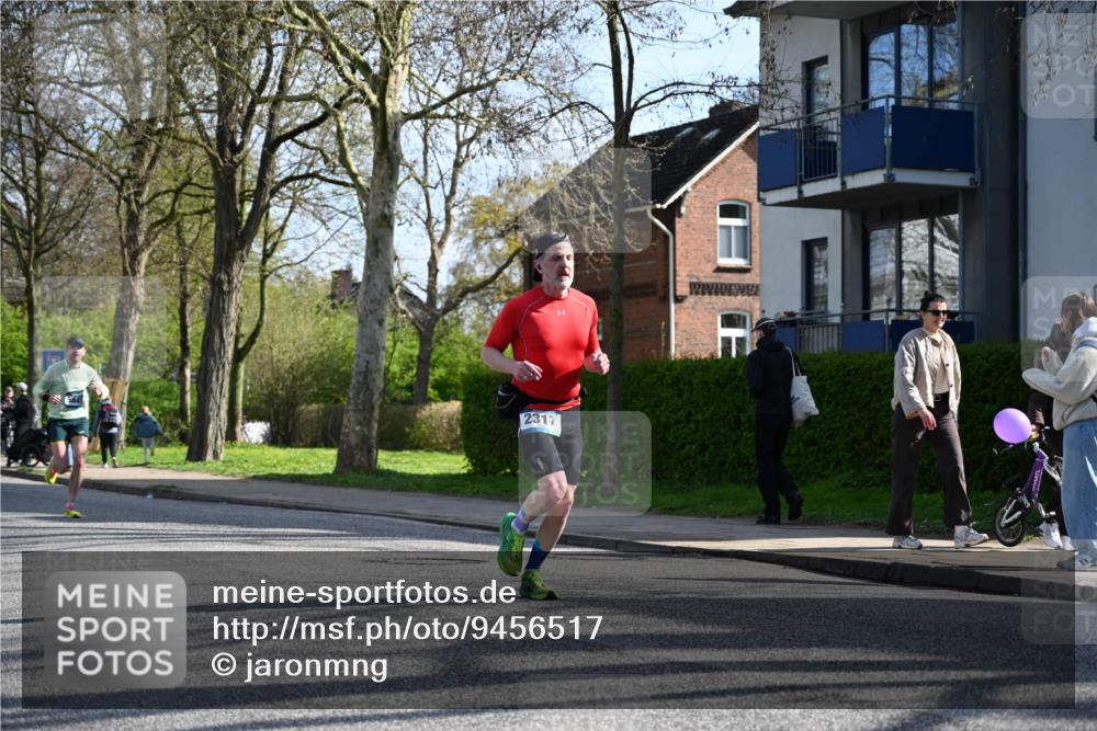 12.04.2026 - 45. Internationalen Wilhelmsburger Insellauf J. Mangold http://msf.ph/oto/9456517 12.04.2026 10:30:25 Ziel 4748, 4749, 3081, 3958, 4340, 2317, 5841, 5236, 4713, 2323, 4787, 3095, 3016, 2831, 5811, 2325, 5661 meine-sportfotos.de