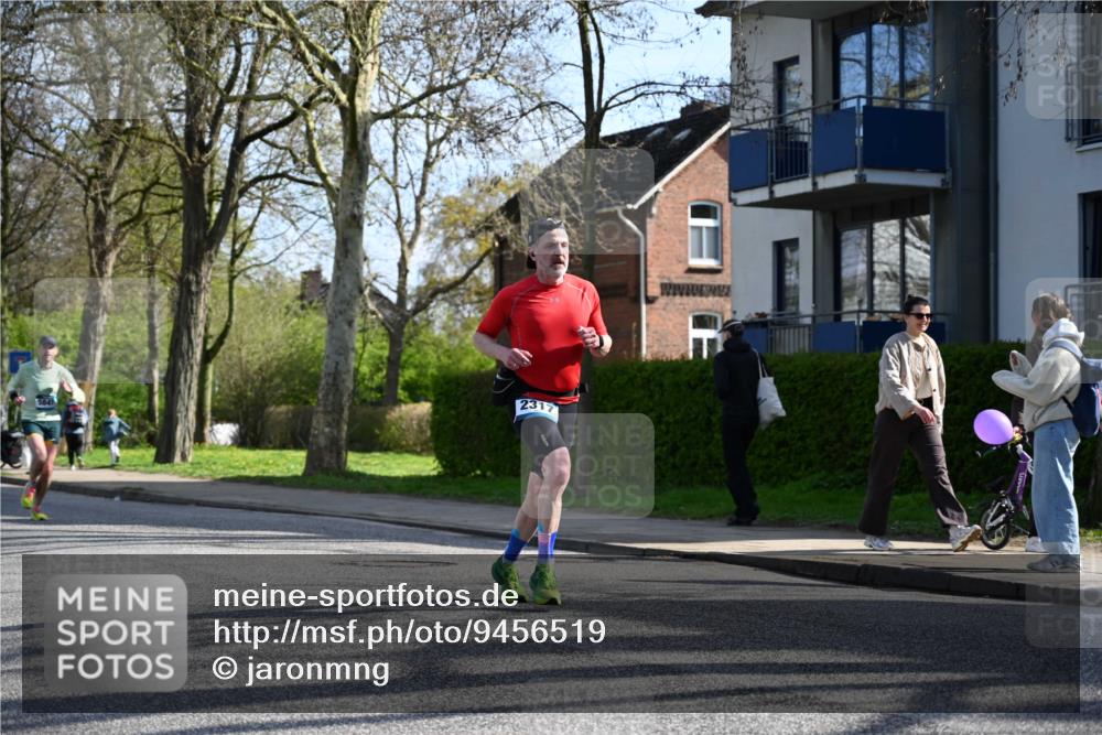 12.04.2026 - 45. Internationalen Wilhelmsburger Insellauf J. Mangold http://msf.ph/oto/9456519 12.04.2026 10:30:25 Ziel 4748, 4749, 3081, 3958, 4340, 2317, 5841, 5236, 4713, 2323, 4787, 3095, 3016, 2831, 5811, 2325, 5661 meine-sportfotos.de