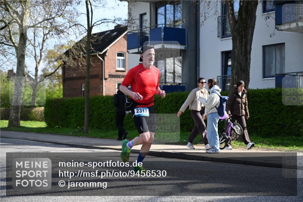 12.04.2026 - 45. Internationalen Wilhelmsburger Insellauf J. Mangold http://msf.ph/oto/9456530 12.04.2026 10:30:26 Ziel 3081, 3958, 4340, 2317, 5841, 5236, 4713, 2323, 4787, 3095, 3016, 3016, 2831, 5811, 2325, 5661 meine-sportfotos.de