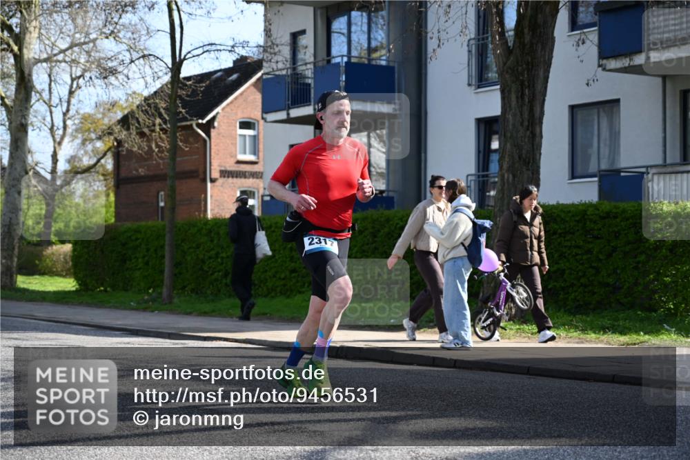 12.04.2026 - 45. Internationalen Wilhelmsburger Insellauf J. Mangold http://msf.ph/oto/9456531 12.04.2026 10:30:26 Ziel 3081, 3958, 4340, 2317, 5841, 5236, 4713, 2323, 4787, 3095, 3016, 3016, 2831, 5811, 2325, 5661 meine-sportfotos.de