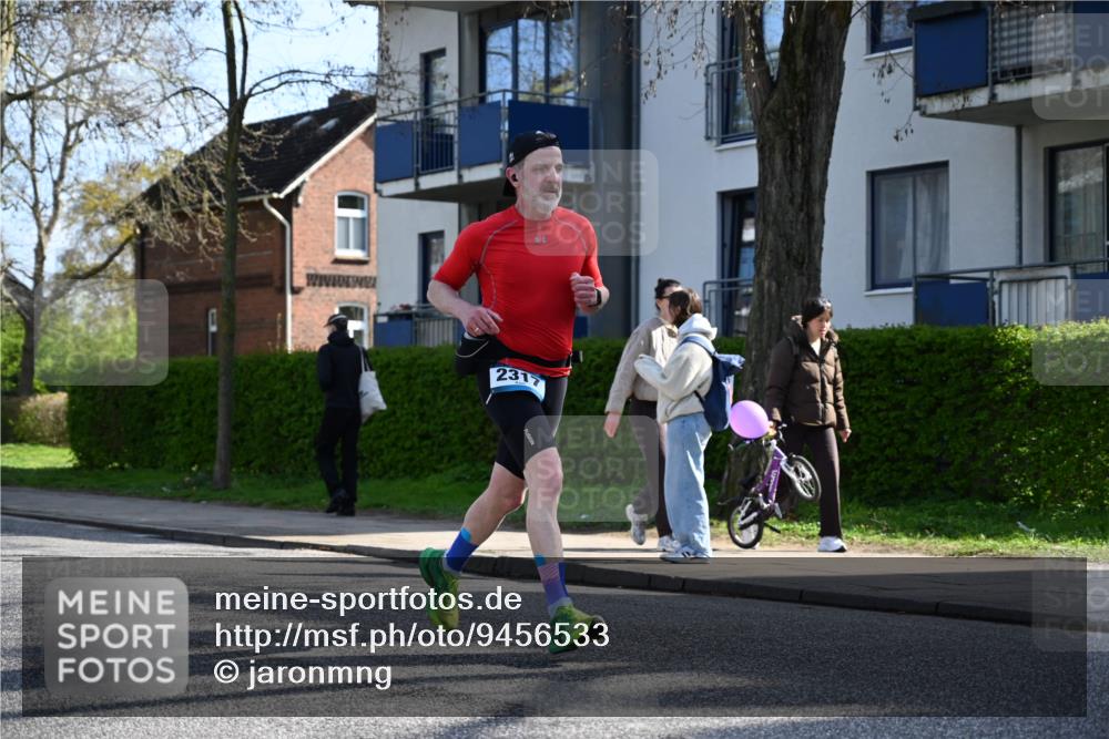 12.04.2026 - 45. Internationalen Wilhelmsburger Insellauf J. Mangold http://msf.ph/oto/9456533 12.04.2026 10:30:26 Ziel 3081, 3958, 4340, 2317, 5841, 5236, 4713, 2323, 4787, 3095, 3016, 3016, 2831, 5811, 2325, 5661 meine-sportfotos.de