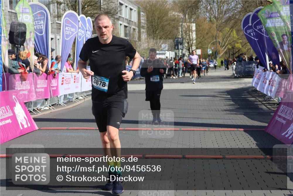 12.04.2026 - 45. Internationalen Wilhelmsburger Insellauf Strokosch-Dieckow http://msf.ph/oto/9456536 12.04.2026 11:03:07 Ziel 2122, 3878, 2016 meine-sportfotos.de