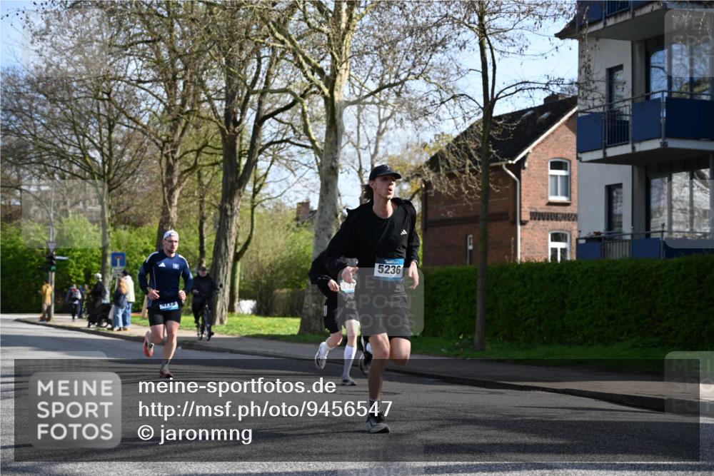 12.04.2026 - 45. Internationalen Wilhelmsburger Insellauf J. Mangold http://msf.ph/oto/9456547 12.04.2026 10:30:36 Ziel 5841, 5236, 4713, 2323, 4787, 3095, 3016, 2831, 5811, 2325, 5661, 5661, 4766, 4329, 4212, 5526 meine-sportfotos.de