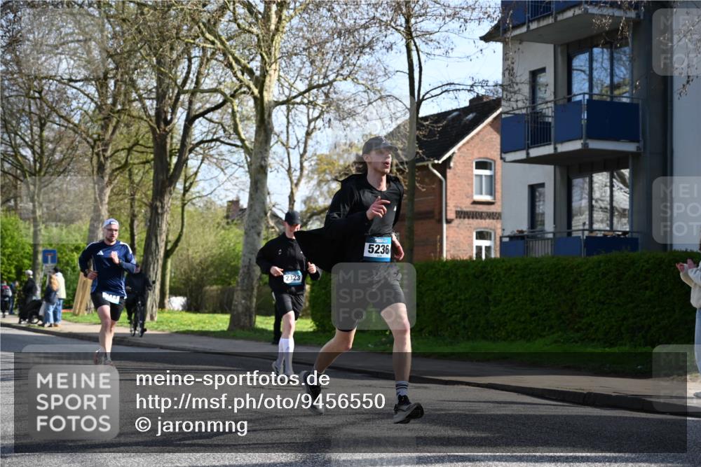 12.04.2026 - 45. Internationalen Wilhelmsburger Insellauf J. Mangold http://msf.ph/oto/9456550 12.04.2026 10:30:36 Ziel 5841, 5236, 4713, 2323, 4787, 3095, 3016, 2831, 5811, 2325, 5661, 5661, 4766, 4329, 4212, 5526 meine-sportfotos.de