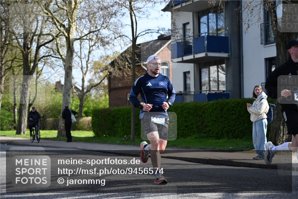 12.04.2026 - 45. Internationalen Wilhelmsburger Insellauf J. Mangold http://msf.ph/oto/9456574 12.04.2026 10:30:39 Ziel 5841, 5236, 4713, 2323, 4787, 3095, 3016, 2831, 5811, 2325, 5661, 4766, 4329, 4212, 5526, 2284 meine-sportfotos.de