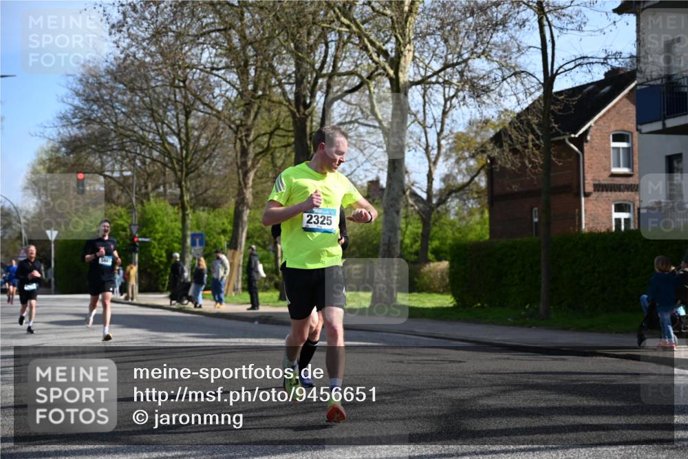 12.04.2026 - 45. Internationalen Wilhelmsburger Insellauf J. Mangold http://msf.ph/oto/9456651 12.04.2026 10:30:58 Ziel 3095, 3016, 2831, 5811, 2325, 5661, 4766, 4329, 4212, 5526, 2284, 3584, 3584, 3619, 3634, 2780, 5653, 3706 meine-sportfotos.de
