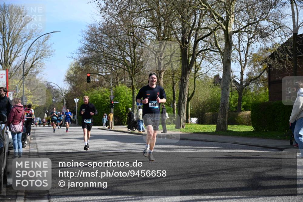 12.04.2026 - 45. Internationalen Wilhelmsburger Insellauf J. Mangold http://msf.ph/oto/9456658 12.04.2026 10:31:01 Ziel 3016, 2831, 5811, 2325, 5661, 4766, 4329, 4212, 5526, 2284, 3584, 3619, 3634, 2780, 5653, 3706 meine-sportfotos.de