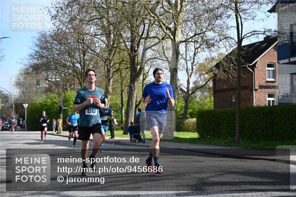 12.04.2026 - 45. Internationalen Wilhelmsburger Insellauf J. Mangold http://msf.ph/oto/9456686 12.04.2026 10:31:11 Ziel 2325, 5661, 4766, 4329, 4212, 5526, 2284, 3584, 3619, 3619, 3634, 2780, 5653, 3706, 2377 meine-sportfotos.de