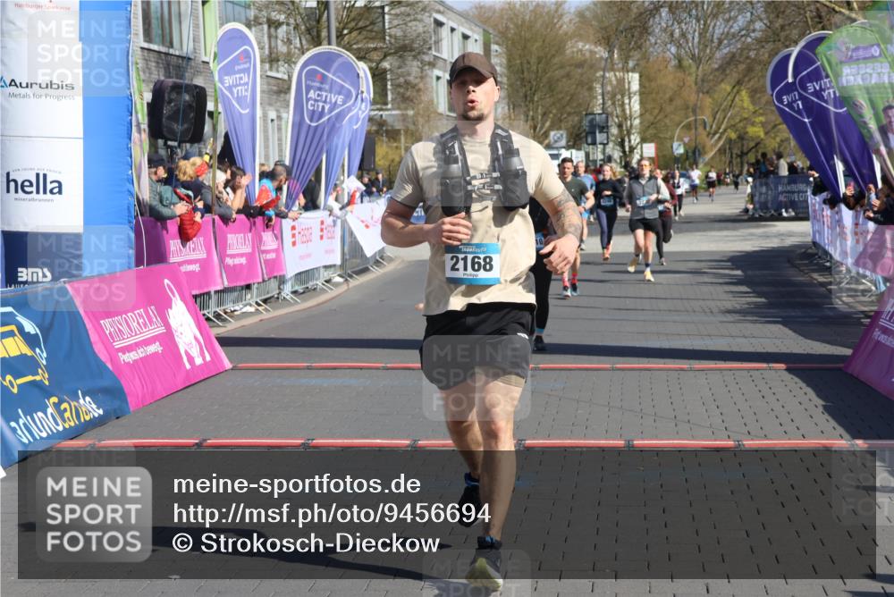 12.04.2026 - 45. Internationalen Wilhelmsburger Insellauf Strokosch-Dieckow http://msf.ph/oto/9456694 12.04.2026 11:03:21 Ziel 2168, 3910, 3700 meine-sportfotos.de
