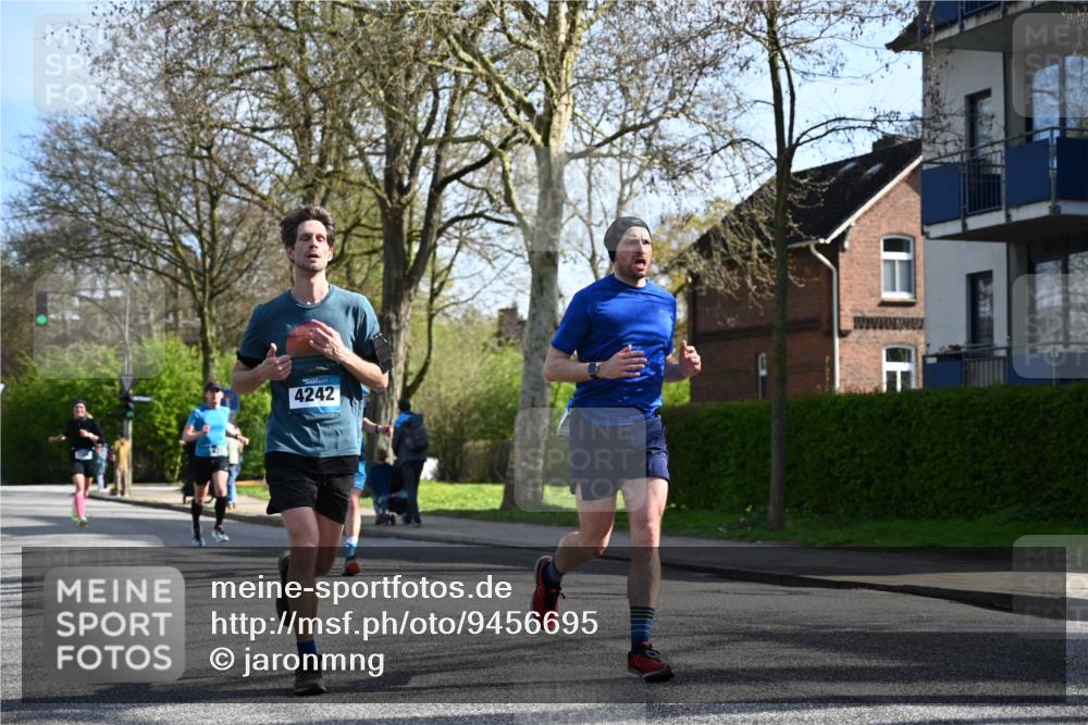 12.04.2026 - 45. Internationalen Wilhelmsburger Insellauf J. Mangold http://msf.ph/oto/9456695 12.04.2026 10:31:12 Ziel 5661, 4766, 4329, 4212, 5526, 2284, 3584, 3619, 3634, 2780, 5653, 3706, 2377 meine-sportfotos.de