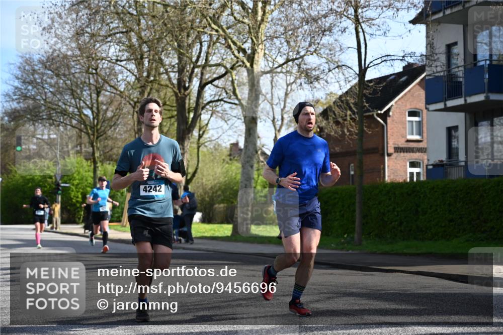 12.04.2026 - 45. Internationalen Wilhelmsburger Insellauf J. Mangold http://msf.ph/oto/9456696 12.04.2026 10:31:12 Ziel 5661, 4766, 4329, 4212, 5526, 2284, 3584, 3619, 3634, 2780, 5653, 3706, 2377 meine-sportfotos.de