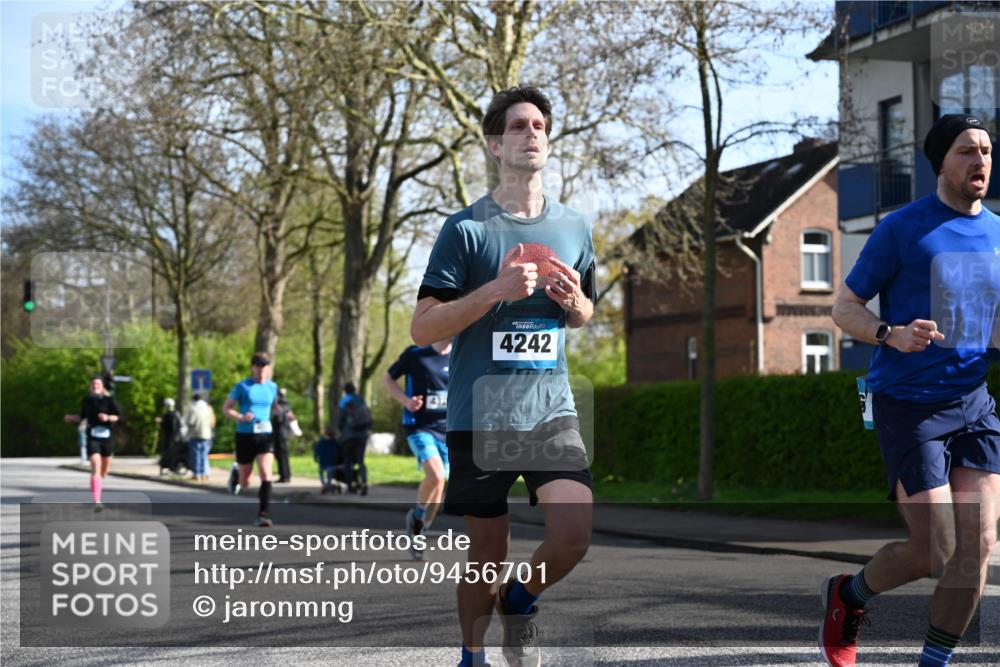 12.04.2026 - 45. Internationalen Wilhelmsburger Insellauf J. Mangold http://msf.ph/oto/9456701 12.04.2026 10:31:12 Ziel 5661, 4766, 4329, 4212, 5526, 2284, 3584, 3619, 3634, 2780, 5653, 3706, 2377 meine-sportfotos.de