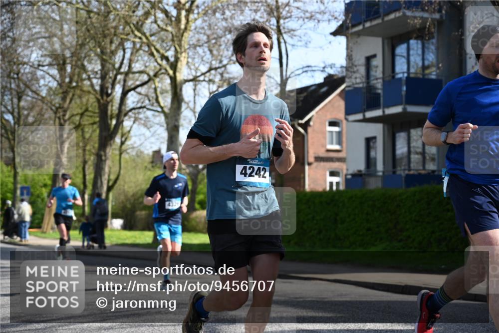 12.04.2026 - 45. Internationalen Wilhelmsburger Insellauf J. Mangold http://msf.ph/oto/9456707 12.04.2026 10:31:13 Ziel 5661, 4766, 4329, 4212, 5526, 2284, 3584, 3619, 3634, 2780, 5653, 3706, 2377, 4791 meine-sportfotos.de