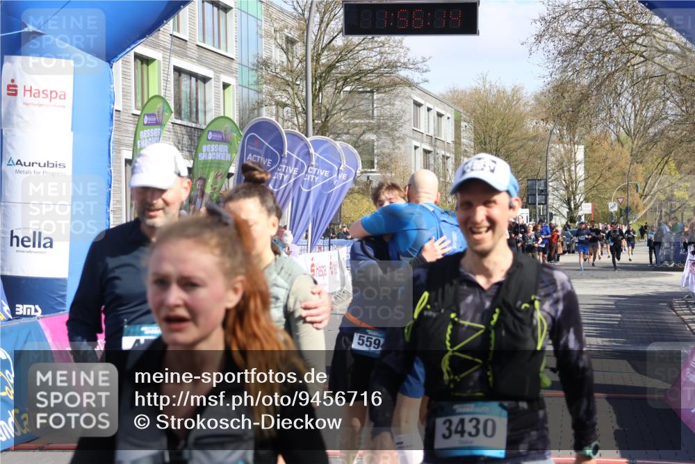 12.04.2026 - 45. Internationalen Wilhelmsburger Insellauf Strokosch-Dieckow http://msf.ph/oto/9456716 12.04.2026 10:46:13 Ziel 5594, 4481, 4682 meine-sportfotos.de