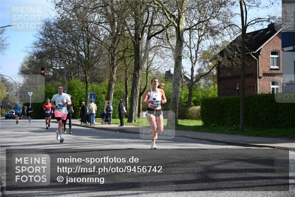 12.04.2026 - 45. Internationalen Wilhelmsburger Insellauf J. Mangold http://msf.ph/oto/9456742 12.04.2026 10:31:25 Ziel 2284, 3584, 3619, 3634, 2780, 5653, 3706, 2377, 4791, 4791, 5522, 4844 meine-sportfotos.de