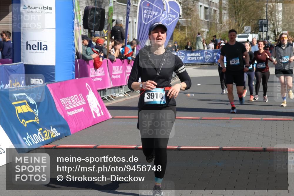 12.04.2026 - 45. Internationalen Wilhelmsburger Insellauf Strokosch-Dieckow http://msf.ph/oto/9456748 12.04.2026 11:03:24 Ziel 3910, 3700, 3716, 3223, 4246 meine-sportfotos.de
