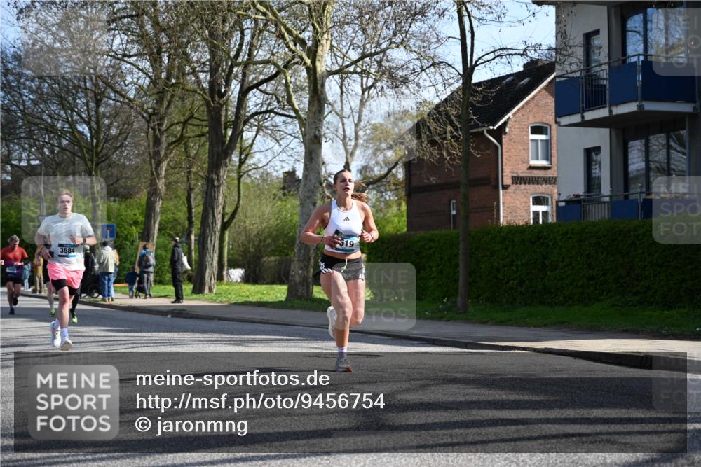 12.04.2026 - 45. Internationalen Wilhelmsburger Insellauf J. Mangold http://msf.ph/oto/9456754 12.04.2026 10:31:26 Ziel 2284, 3584, 3619, 3634, 2780, 5653, 3706, 2377, 2377, 4791, 5522, 4844 meine-sportfotos.de