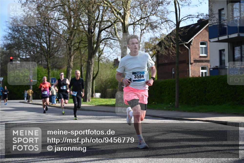 12.04.2026 - 45. Internationalen Wilhelmsburger Insellauf J. Mangold http://msf.ph/oto/9456779 12.04.2026 10:31:28 Ziel 3584, 3619, 3634, 2780, 5653, 3706, 2377, 4791, 5522, 4844, 3666, 3905 meine-sportfotos.de