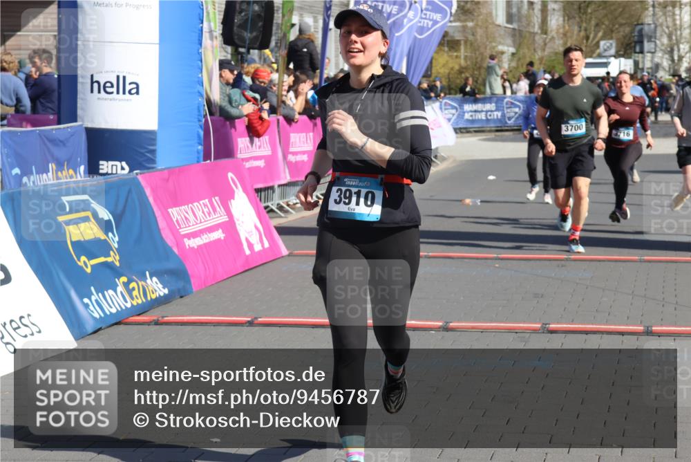12.04.2026 - 45. Internationalen Wilhelmsburger Insellauf Strokosch-Dieckow http://msf.ph/oto/9456787 12.04.2026 11:03:24 Ziel 3910, 3700, 3716, 3223, 4246 meine-sportfotos.de