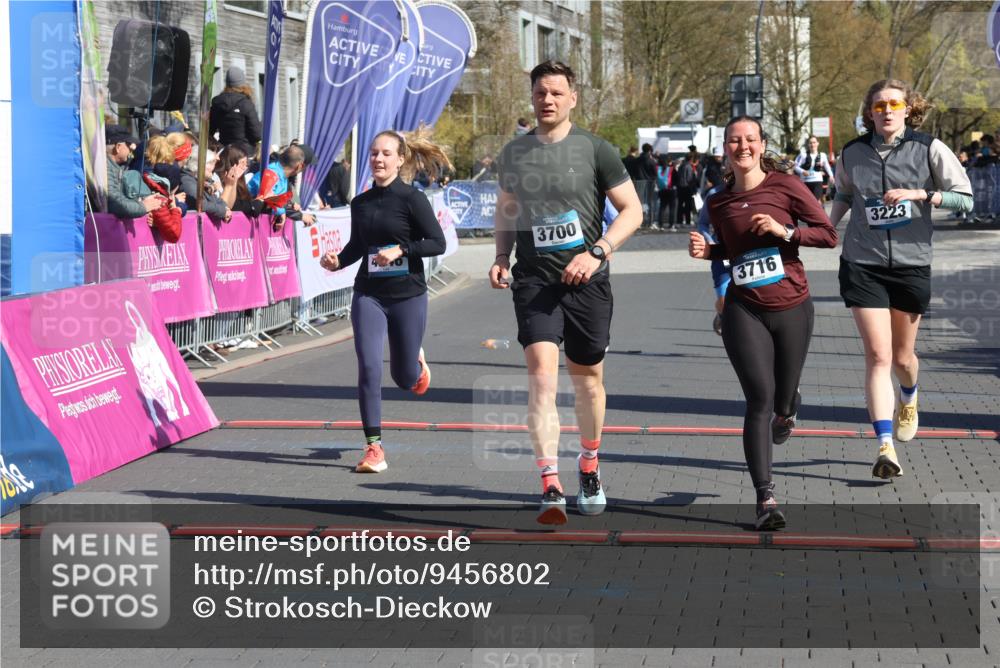 12.04.2026 - 45. Internationalen Wilhelmsburger Insellauf Strokosch-Dieckow http://msf.ph/oto/9456802 12.04.2026 11:03:26 Ziel 3910, 3700, 3716, 3223, 4246, 4382, 5816 meine-sportfotos.de