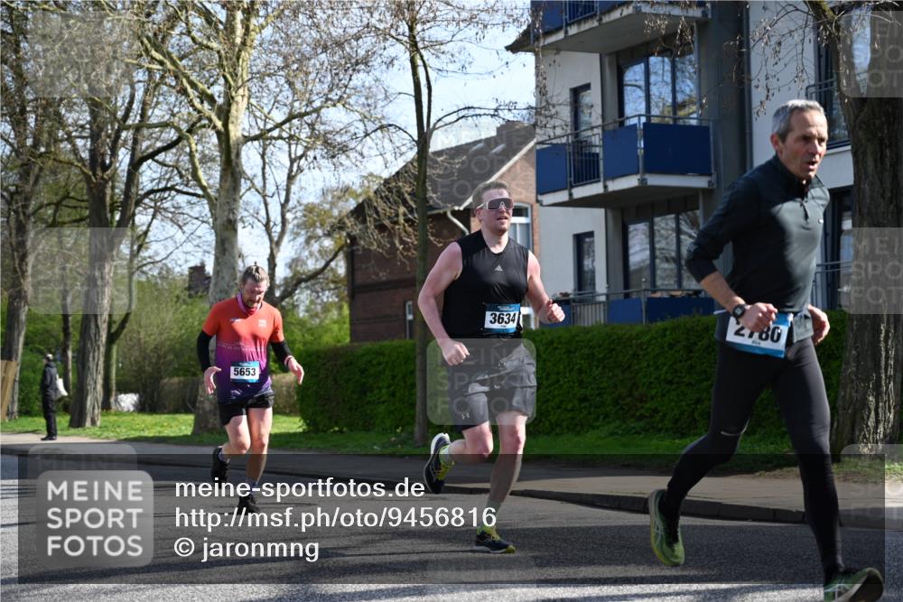 12.04.2026 - 45. Internationalen Wilhelmsburger Insellauf J. Mangold http://msf.ph/oto/9456816 12.04.2026 10:31:31 Ziel 3584, 3619, 3634, 2780, 5653, 3706, 2377, 4791, 5522, 4844, 3666, 3905, 5449 meine-sportfotos.de