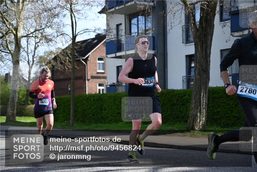 12.04.2026 - 45. Internationalen Wilhelmsburger Insellauf J. Mangold http://msf.ph/oto/9456824 12.04.2026 10:31:32 Ziel 3584, 3619, 3634, 2780, 5653, 3706, 2377, 4791, 5522, 5522, 4844, 3666, 3905, 5449 meine-sportfotos.de