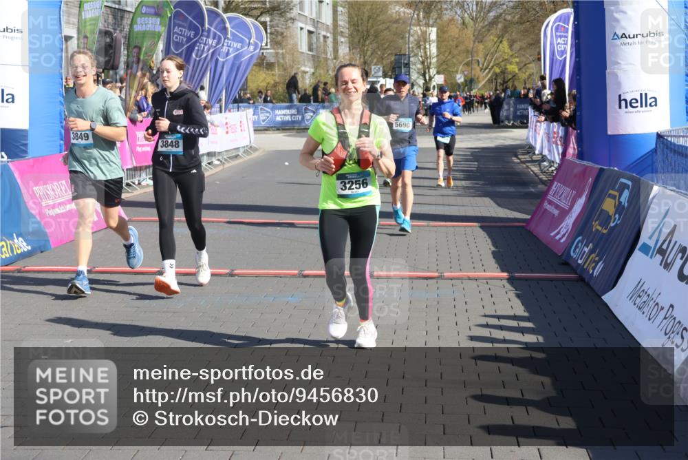 12.04.2026 - 45. Internationalen Wilhelmsburger Insellauf Strokosch-Dieckow http://msf.ph/oto/9456830 12.04.2026 10:46:24 Ziel 3172, 2691, 3256, 3848, 3849, 5690, 4182, 2460 meine-sportfotos.de