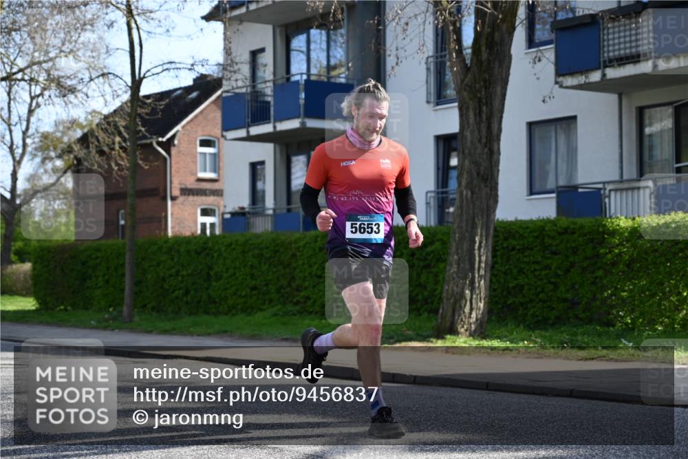 12.04.2026 - 45. Internationalen Wilhelmsburger Insellauf J. Mangold http://msf.ph/oto/9456837 12.04.2026 10:31:33 Ziel 3584, 3619, 3634, 2780, 5653, 3706, 2377, 4791, 5522, 4844, 3666, 3905, 5449 meine-sportfotos.de