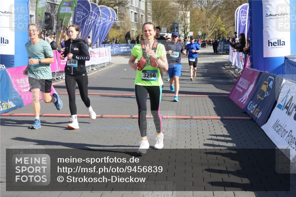 12.04.2026 - 45. Internationalen Wilhelmsburger Insellauf Strokosch-Dieckow http://msf.ph/oto/9456839 12.04.2026 10:46:25 Ziel 3172, 2691, 3256, 3848, 3849, 5690, 4182, 2460, 2706 meine-sportfotos.de
