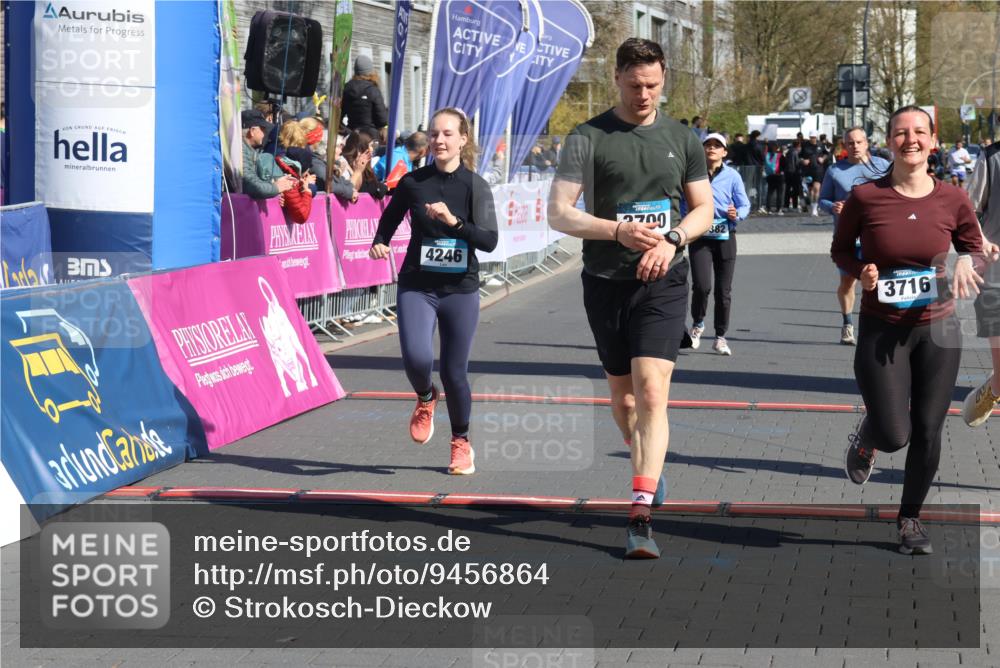 12.04.2026 - 45. Internationalen Wilhelmsburger Insellauf Strokosch-Dieckow http://msf.ph/oto/9456864 12.04.2026 11:03:26 Ziel 3910, 3700, 3716, 3223, 4246, 4382, 5816 meine-sportfotos.de